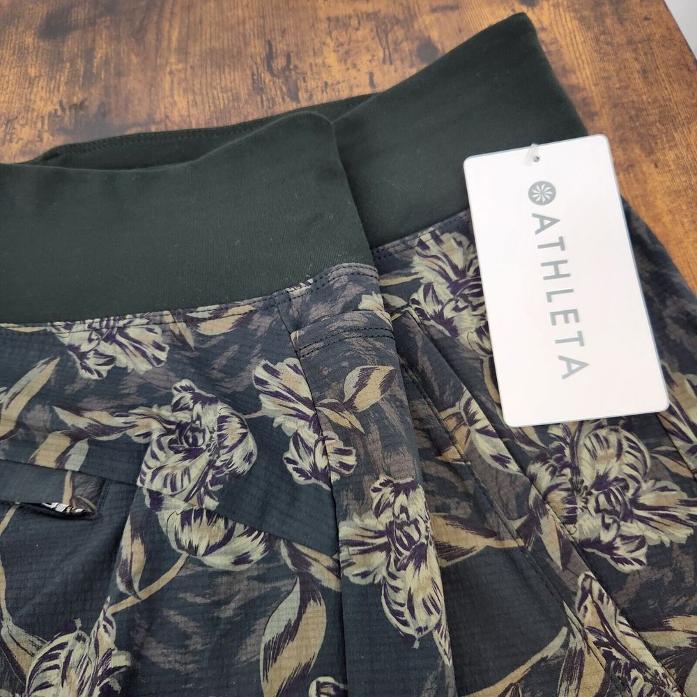 Athleta Womens 26 Green Floral Semi Fitted Stretch Trekkie North Short NWT